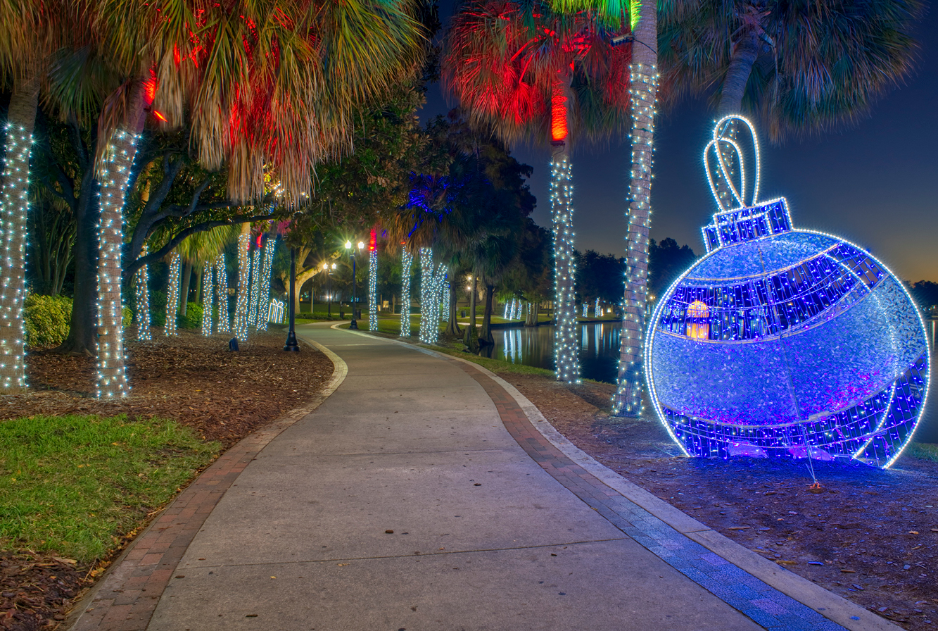 Orlando Lakes, surrounded by lights and Christmas decorations