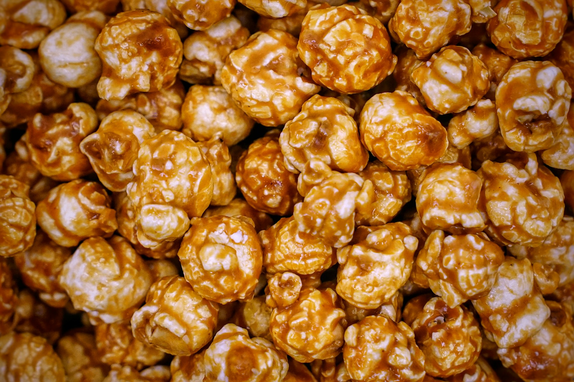 Caramelised popcorn